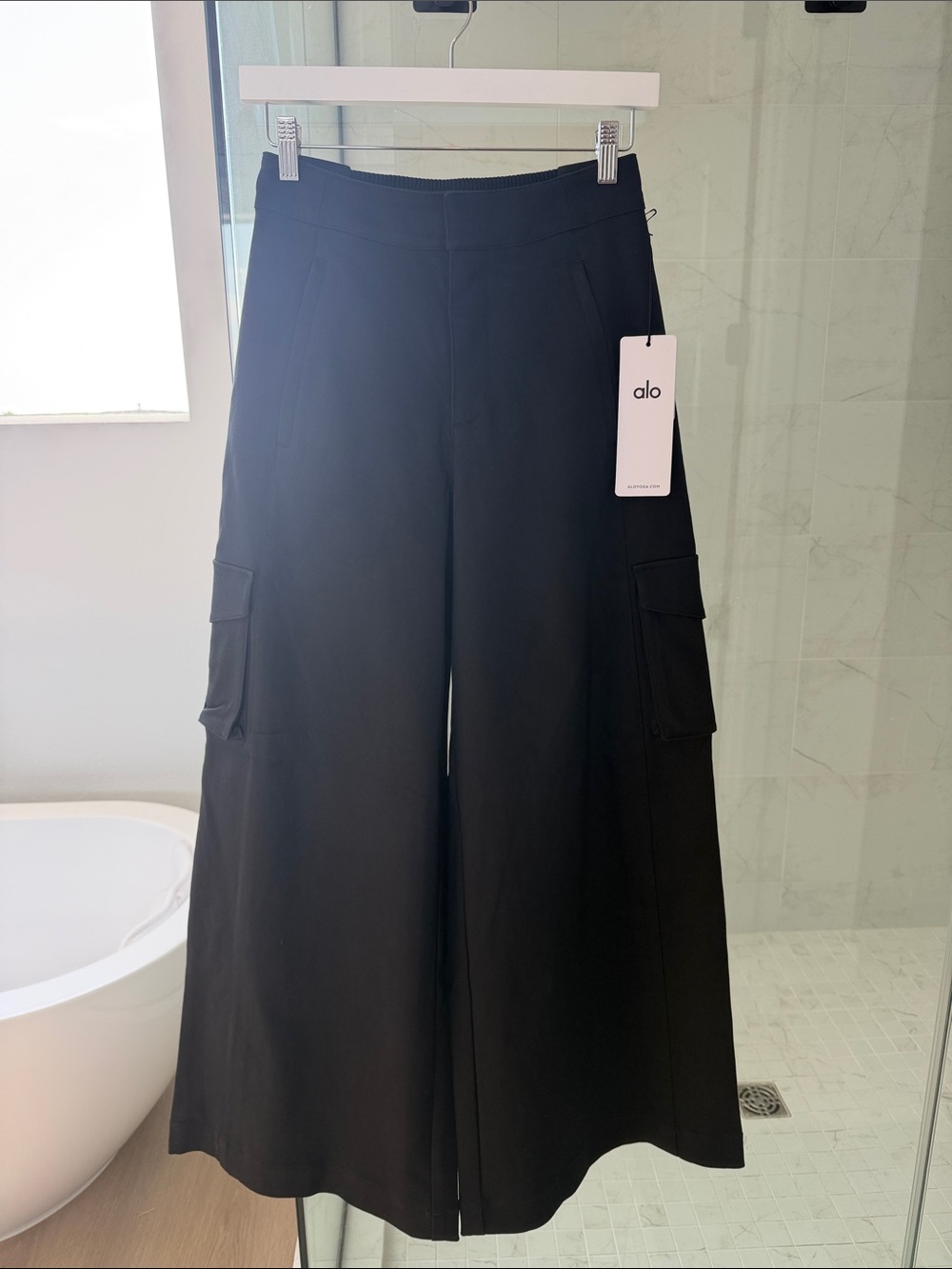 Alo Show Off Cargo Wide Leg Trouser (Long) - Black - Small - Picture 9 of 11